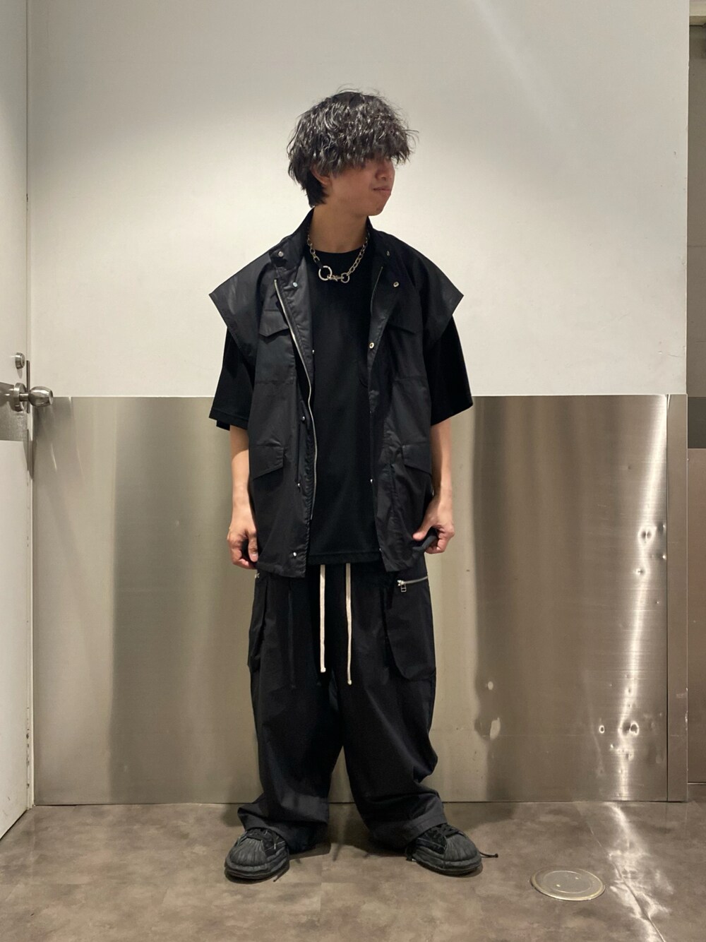 「ミリタリー、シンプル、オールブラック、オーバーサイズ、休日スタイル、シンプルコーデ、低身長、ゆるコーデ、メンズファッション、おしゃれさんと繋がりたい」｜「DANKE SCHONのDankeSchon/ダンケシェーン/60s PAPERCOTING VEST（ベスト、ブラック系）」を使った、takuya satoさん（メンズ・163cm）の春コーディネートの1枚目の写真