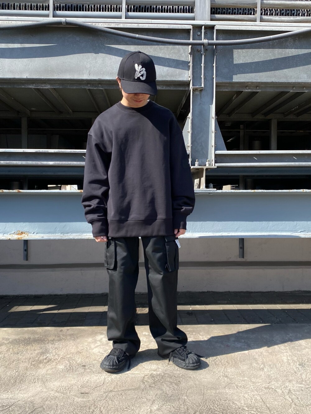 「スウェット、キャップ、オールブラック、オーバーサイズ、Danke schon、カーゴパンツ、休日コーデ、Y-3、春コーデ、今日のコーデ」｜「Y-3のアイテム（キャップ、ブラック系）」を使った、takuya satoさん（メンズ・163cm）の冬コーディネートの1枚目の写真