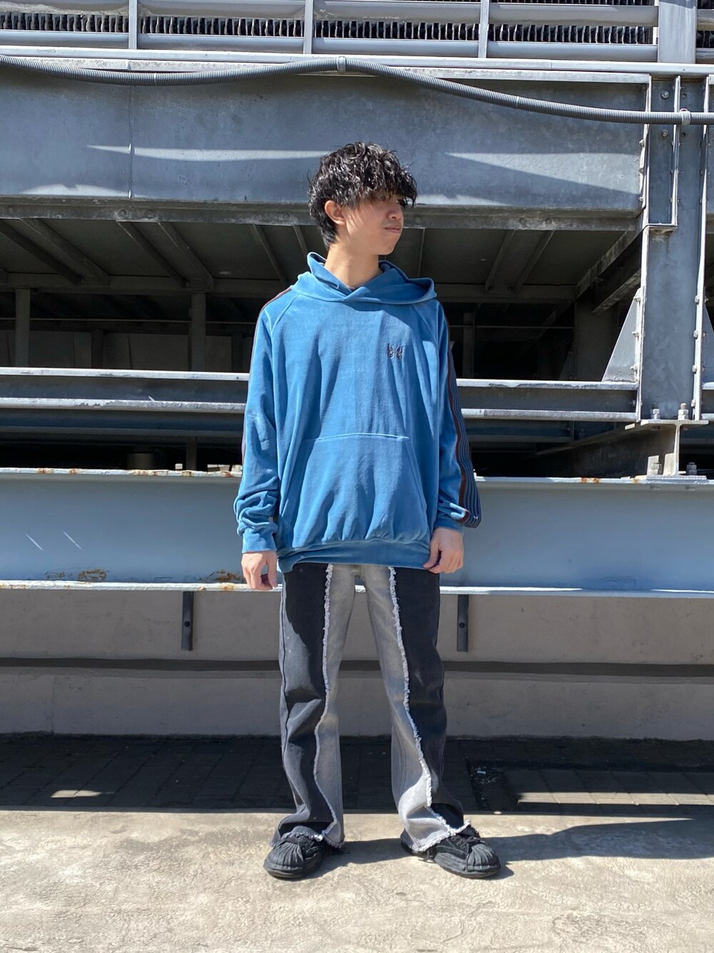 「デニム、大人カジュアル、ラフ、NEEDLES、低身長、低身長コーデ、メンズファッション、今日のコーデ、おしゃれさんと繋がりたい、春服みてみて」｜「Needlesのアイテム（パーカー、ブルー系）」を使った、takuya satoさん（メンズ・163cm）の春コーディネートの1枚目の写真