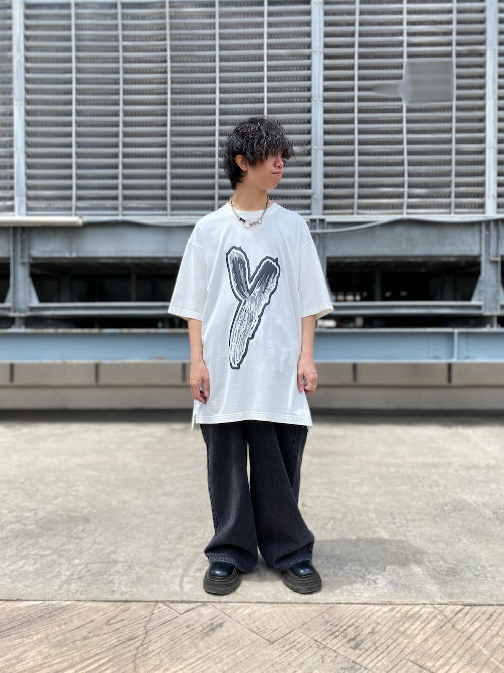 「カジュアルコーデ、シンプルコーデ、休日コーデ、低身長、ビッグシルエット、メンズコーデ、ワイドパンツ、LHP、whiteland、Y-3、オーバーサイズ」｜「Y-3のアイテム（Tシャツ/カットソー、ホワイト系）」を使った、takuya satoさん（メンズ・163cm）の春コーディネートの1枚目の写真