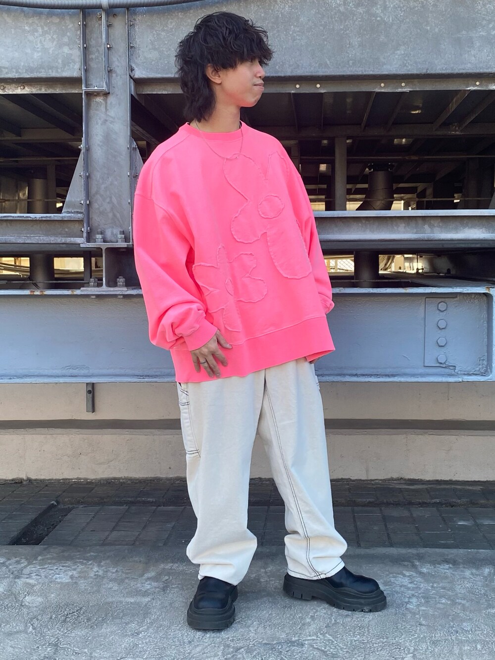 「秋のコーデ、ワイドパンツ、休日コーデ、ootd、シンプルコーデ、秋服、カジュアルコーデ、メンズファッション、オトナカジュアル、お洒落さんとつながりたい」｜「WHITELANDのWHITELAND/ホワイトランド/フラワースウェット（スウェット、ピンク系）」を使った、takuya satoさん（メンズ・163cm）の秋コーディネートの1枚目の写真