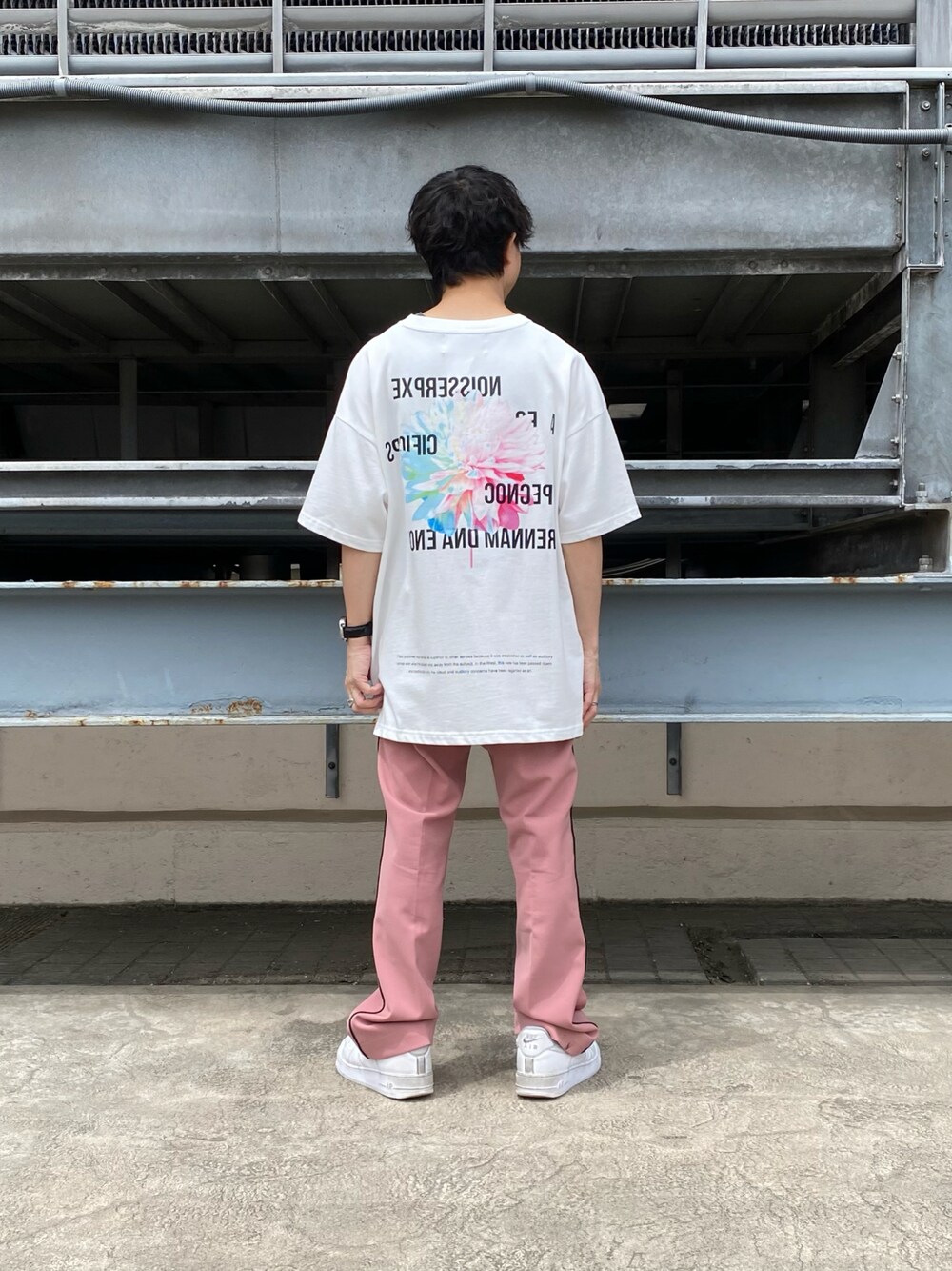 「スニーカー、カラーパンツ、シンプルコーデ、夏コーデ、カジュアルコーデ、夏服、ストリートコーデ、今日のコーデ、おしゃれさんと繋がりたい、いいね、save、フォローお願いします🤑」｜「A4AのA4A/エーフォーエー/EX FLOWER ショートスリーブTシャツ（Tシャツ/カットソー、ホワイト系）」を使った、takuya satoさん（メンズ・163cm）の春コーディネートの1枚目の写真
