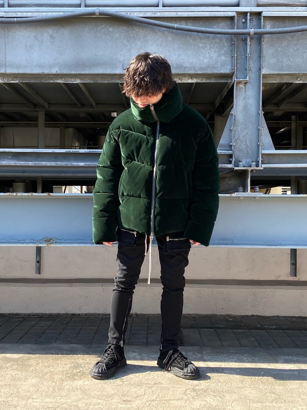 グリーン系のブルゾン、グリーン系のブルゾン、ブラック系のその他パンツを着用したメンズの秋コーディネートの1枚目の写真