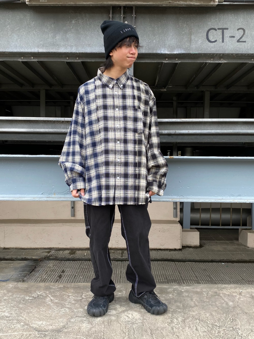 「チェックシャツ、ニット帽、LHP、オーバーサイズ、Danke schon、春夏コーデ、カジュアルコーデ、韓国ファッション、ステッチ、A4A」｜「A4AのA4A/エーフォーエー/チェックシャツ（シャツ/ブラウス、ブラック系）」を使った、takuya satoさん（メンズ・163cm）の春コーディネートの1枚目の写真