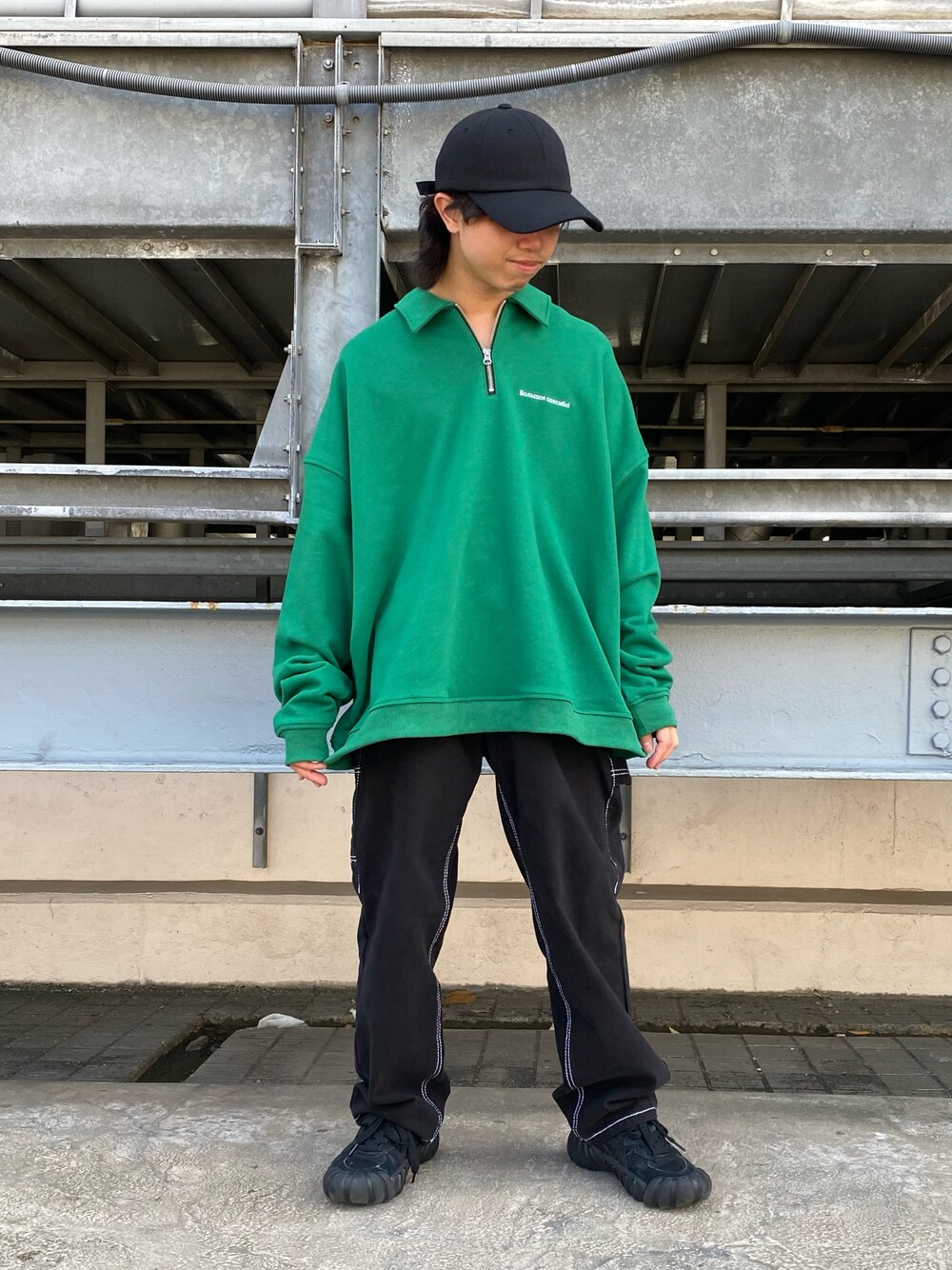 グリーン系のスウェット、ブラック系のデニムパンツ、グリーン系のスウェットを着用したメンズの夏コーディネートの1枚目の写真