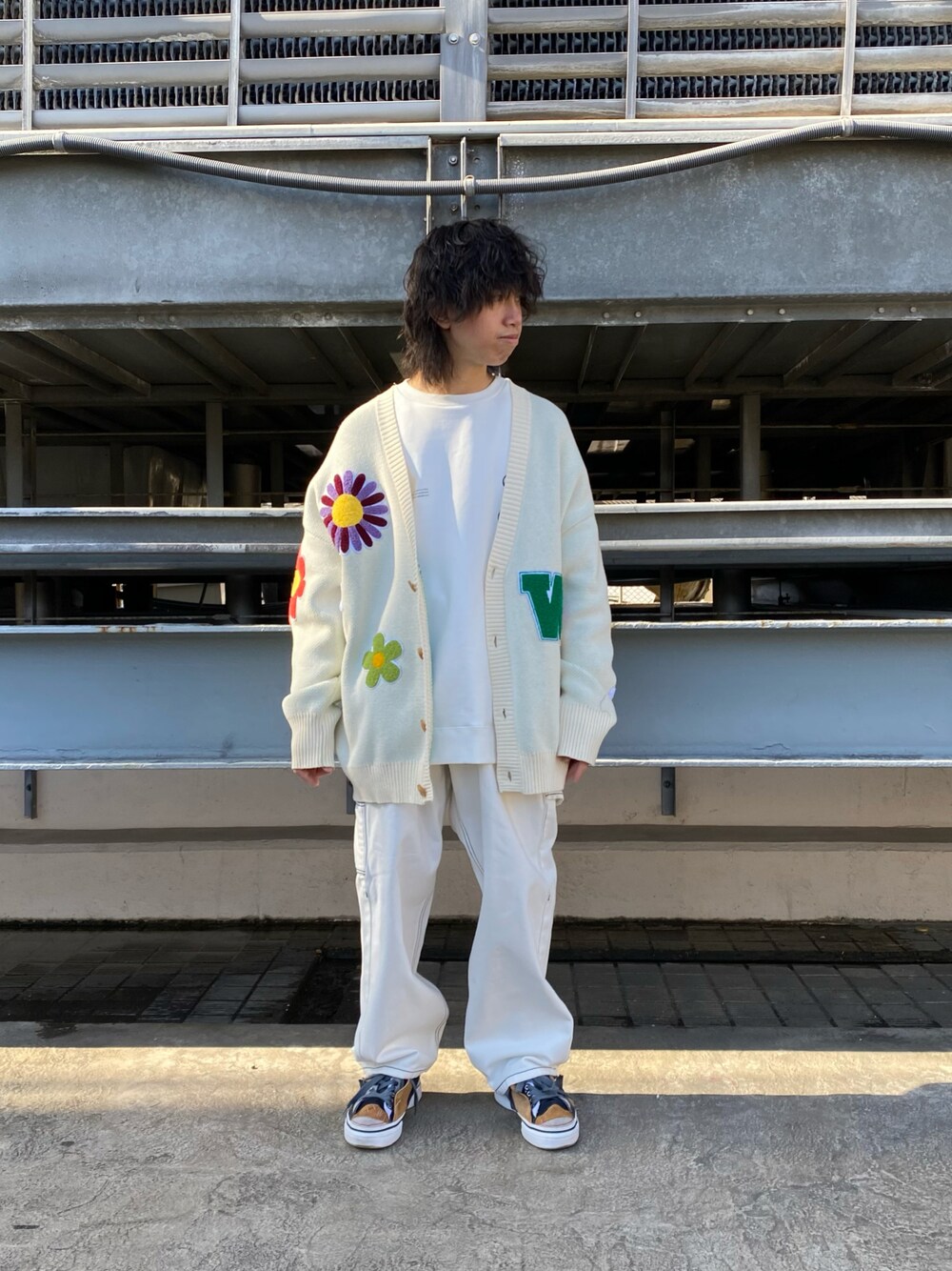 「シンプル、ストリート、LHP、大人カジュアル、ワイドパンツ、オールホワイト、ゆったりコーデ、ストリートファッション、韓国ファッション、お洒落さんとつながりたい」｜「WHITELANDのWHITELAND/ホワイトランド/CACTUSカーディガン（カーディガン/ボレロ、ホワイト系）」を使った、takuya satoさん（メンズ・163cm）の冬コーディネートの1枚目の写真
