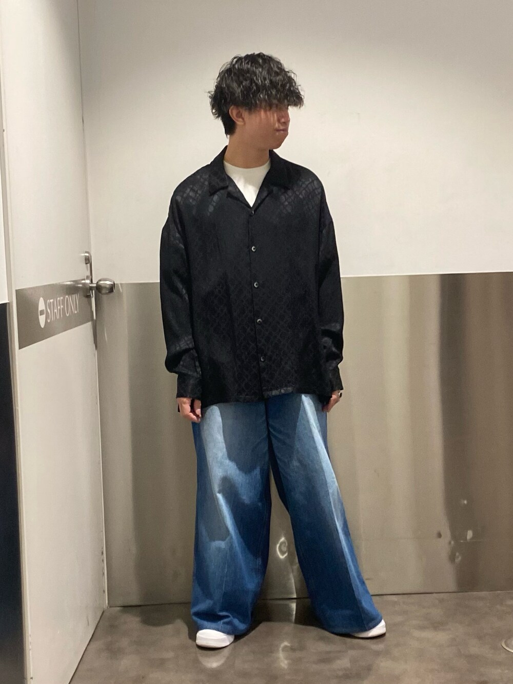 「お洒落さんとつながりたい、シンプルコーデ、メンズコーデ、いいね、save、フォローお願いします🤑、ootd、ファッション好きと繋がりたい、キレイめカジュアル、シャツスタイル、LHP、Danke schon、低身長コーデ、きれいめ」｜「DANKE SCHONのDankeSchon/ダンケシェーン/AcetateJQ Geometric/シャツジャケット（シャツ/ブラウス、ブラック系）」を使った、takuya satoさん（メンズ・163cm）の冬コーディネートの1枚目の写真