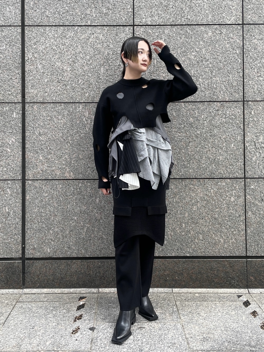 ブラック系のニット/セーター、グレー系のシャツ/ブラウス、ブラック系のその他パンツを着用したレディースの秋コーディネートの1枚目の写真