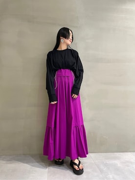 カットギャザーショートトップを使った人気ファッション