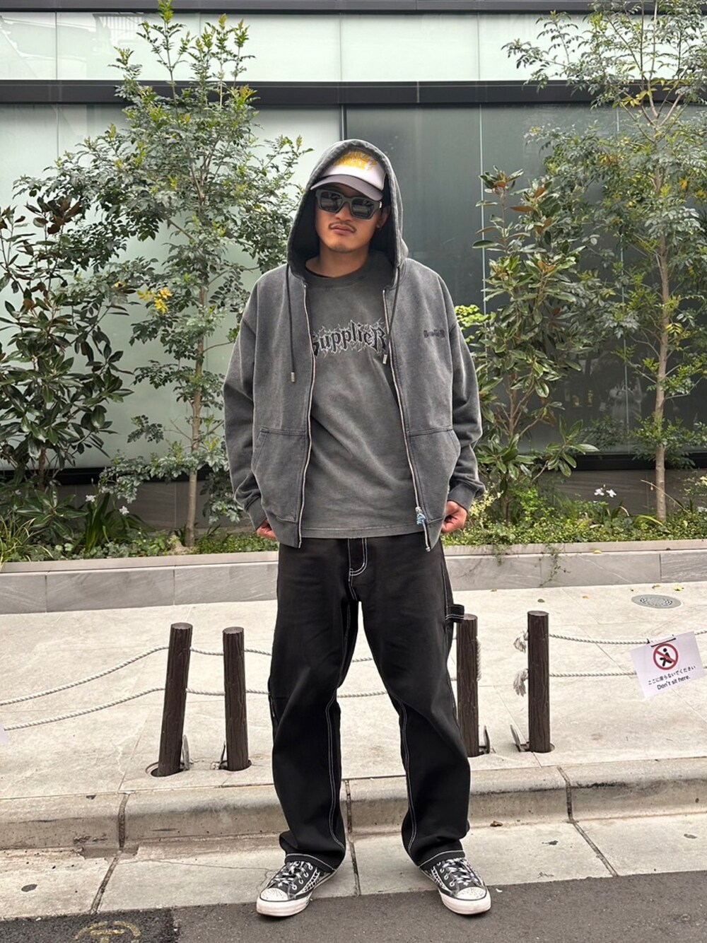 「春のNewスタイル、メンズコーデ、ストリート、シンプル、おしゃれさんと繋がりたい、いいね、save、フォローお願いします🤑、おすすめ、ストリートファッション、いいね・save・フォローありがとうございます🥰、ファッションを楽しもう、休日スタイル、ファッションの力を信じよう、いいね返し、オススメ、ファッション手当」｜「DANKE SCHONのDankeSchon/ダンケシェーン/０STICH PAINTER PANTS（その他パンツ、ブラック系）」を使った、MASATOさん（メンズ・178cm）の春コーディネートの1枚目の写真