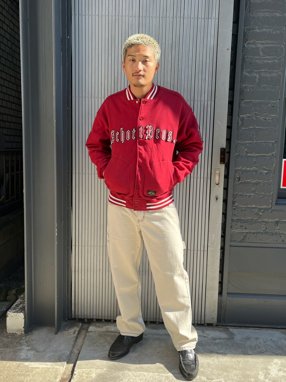 ホワイト系のその他パンツを着用したメンズの秋コーディネートの1枚目の写真