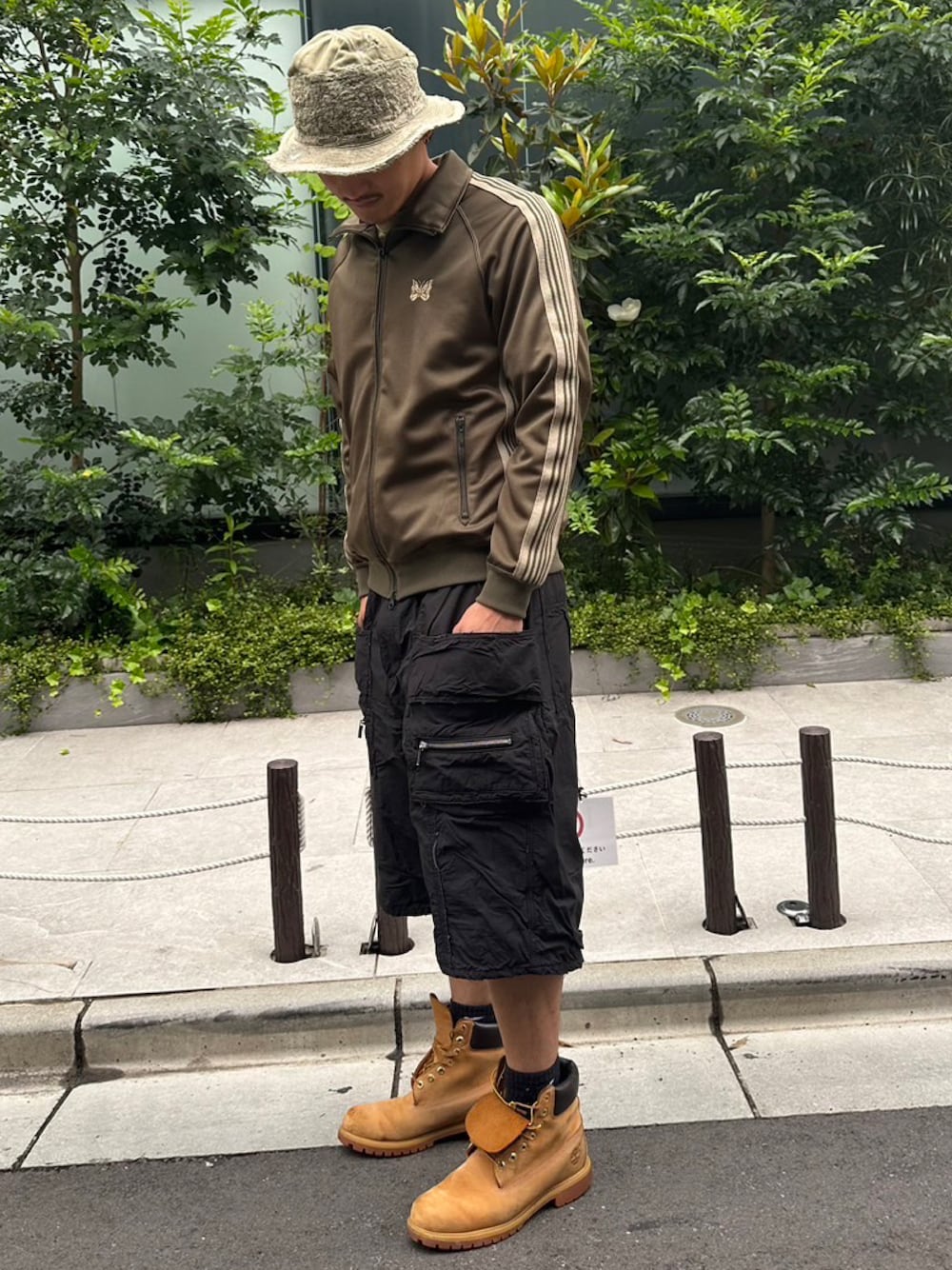 ブラック系のカーゴパンツを着用したメンズの夏コーディネートの1枚目の写真