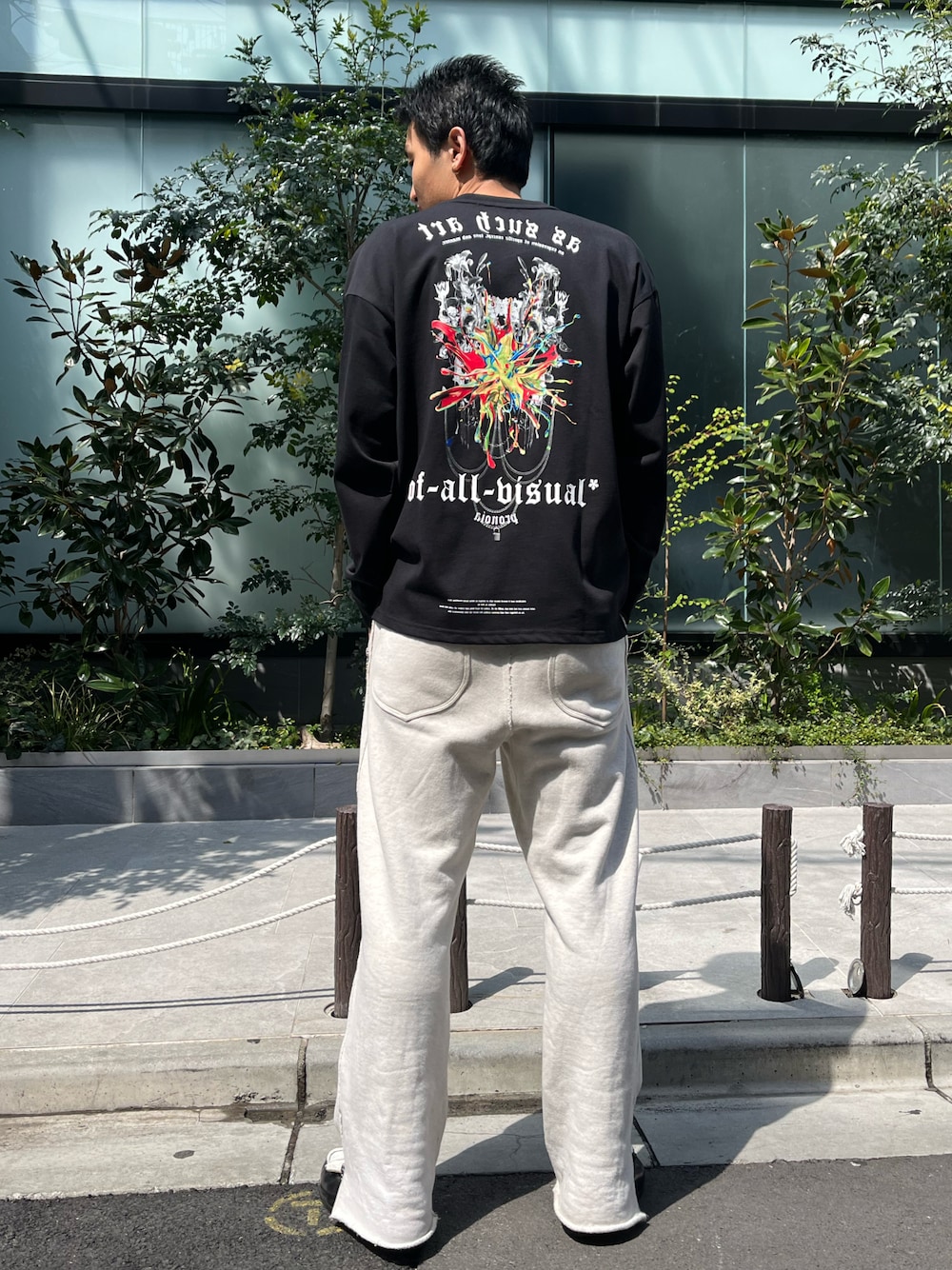 ホワイト系のトップスを着用したメンズの春コーディネートの1枚目の写真