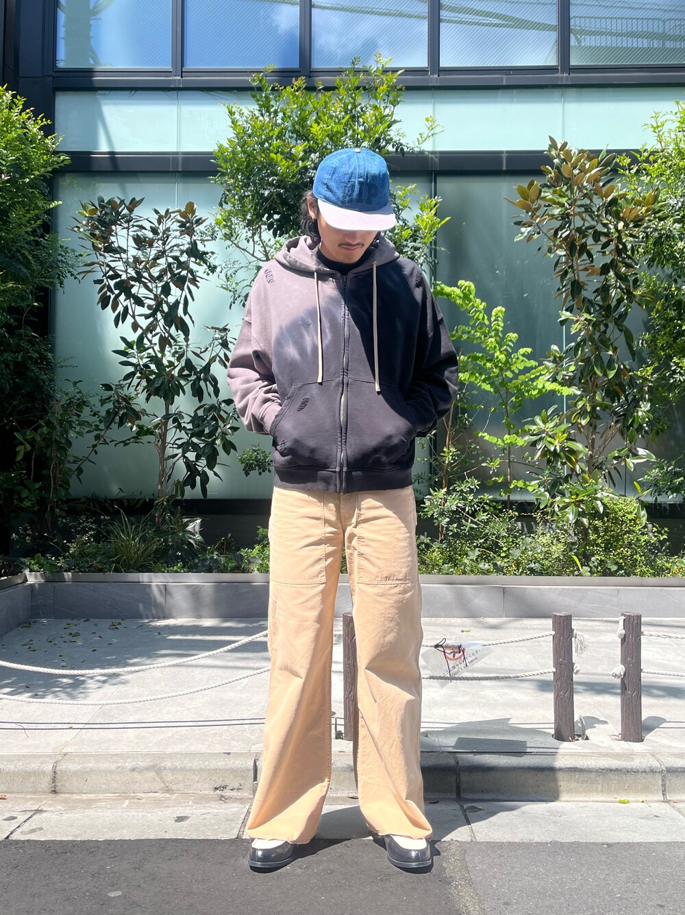 「パーカー、パーカーコーデ、ジップパーカー、ジップ、ジップパーカ、ジップアップ、ファッション、ファッション好きと繋がりたい、ファッションを楽しもう、ファッションの力を信じよう、ファッション手当、ファッションショー、春、春コーデ、春夏コーデ」｜「DANKE SCHONのDankeSchon/ダンケシェーン/TIEDYE ZIP HOODIE（パーカー、グレー系）」を使った、MASATOさん（メンズ・178cm）の春コーディネートの1枚目の写真