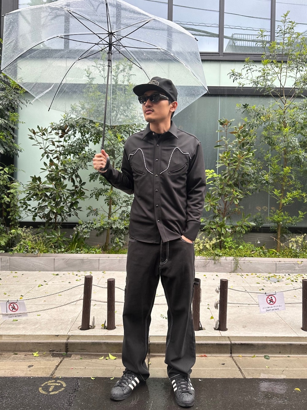 ブラック系のその他パンツを着用したメンズの春コーディネートの1枚目の写真