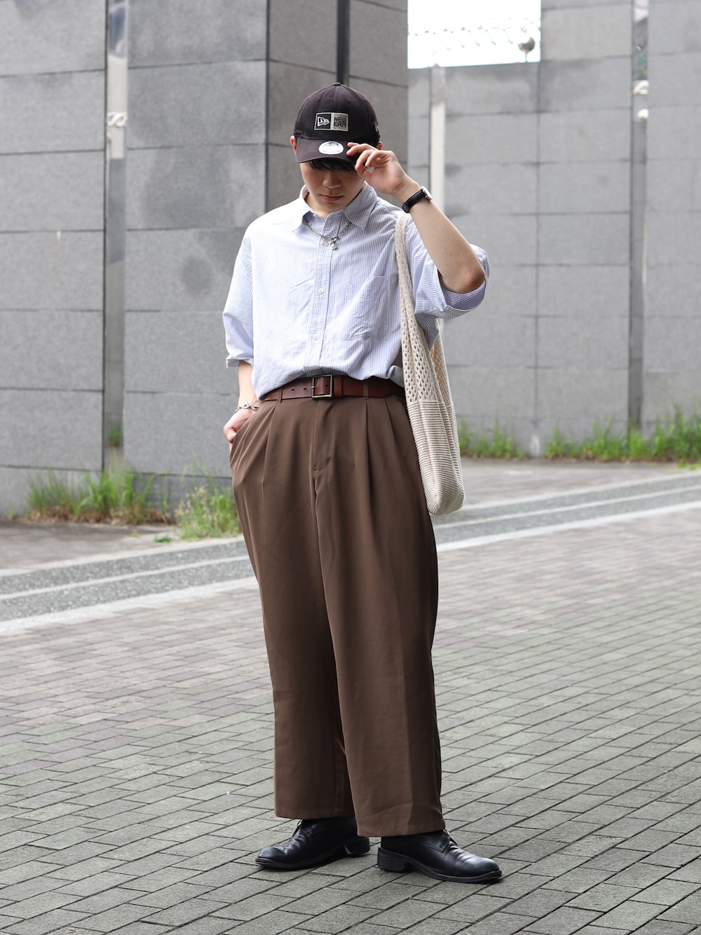 「夏コーデ、春夏コーデ、シャツスタイル、タックイン、タックインスタイル、革靴、スラックス、キャップ、帽子」｜「JUNREDのテクスチャーTRインタックワイドパンツ（スラックス、ブラウン系）」を使った、りゅんやさん（メンズ・174cm）の夏コーディネートの1枚目の写真
