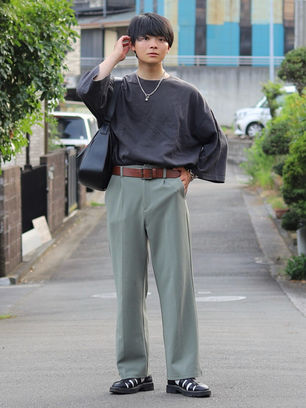 「休日スタイル、きれいめカジュアル、夏コーデ、シンプルスタイル、メンズファッション、黒Tシャツ、タックイン、タックイン男子、ラフコーデ、スラックス、キレイめ、淡色コーデ、淡色」｜「WONDER WONDERのハイウエスト ワイドスラックス / high waist wide slacks（スラックス、グリーン系）」を使った、りゅんやさん（メンズ・174cm）の夏コーディネートの1枚目の写真