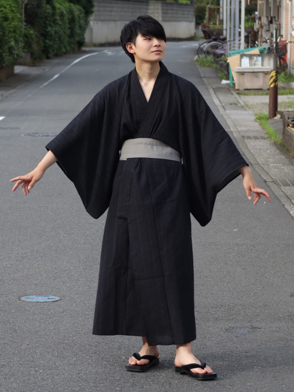 「シンプルコーデ、大人カジュアル、浴衣、浴衣男子、MONO-MART」｜「MONO-MARTの縞しじら織り浴衣 3点セット【浴衣＋帯＋下駄】（浴衣、ブラック系）」を使った、りゅんやさん（メンズ・174cm）の夏コーディネートの1枚目の写真