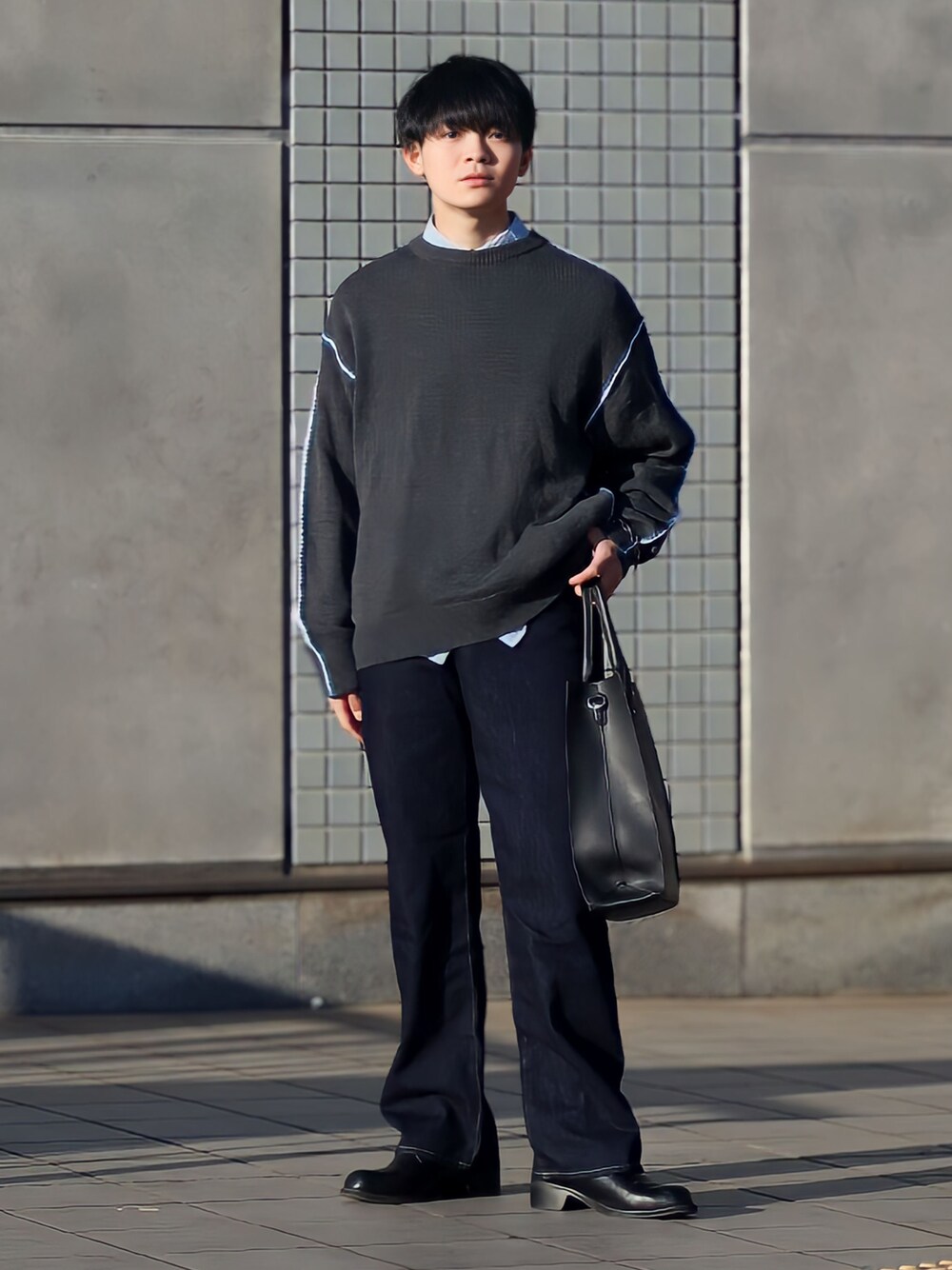「メンズファッション、ファッションを楽しもう、WEARyouthコーデ、ストレートデニム、ストレートパンツ、レザーシューズ、レザーバッグ、レイヤードスタイル、ストライプシャツ、ブルー、ブラックコーデ、ステッチ、春コーデ、春夏コーデ」｜「RAGEBLUEのシンセティックレザー/ヒールシューズ（ドレスシューズ、ブラック系）」を使った、りゅんやさん（メンズ・174cm）の冬コーディネートの1枚目の写真