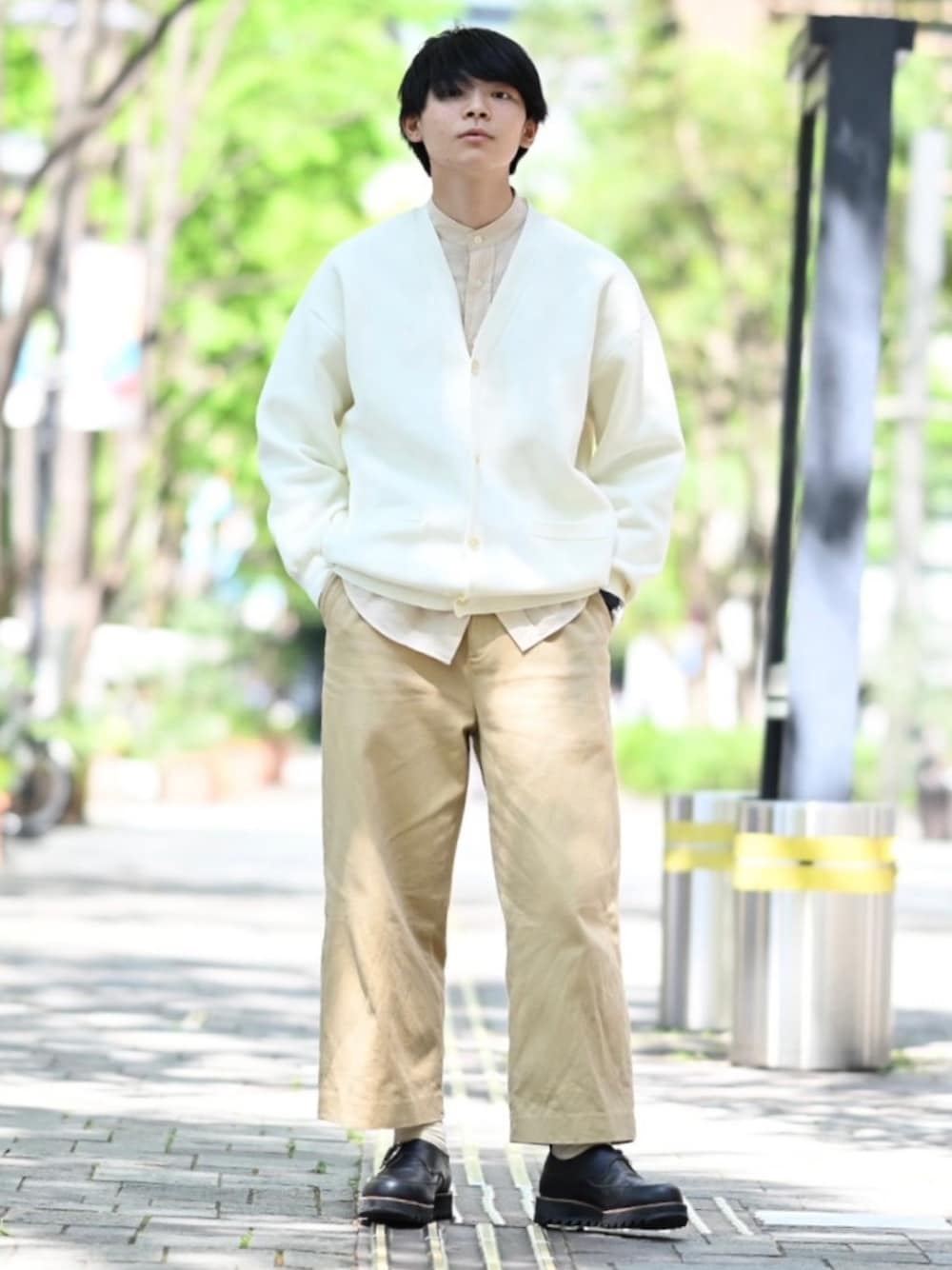 ベージュ系のスラックス、ブラック系のドレスシューズを着用したメンズの夏コーディネートの1枚目の写真