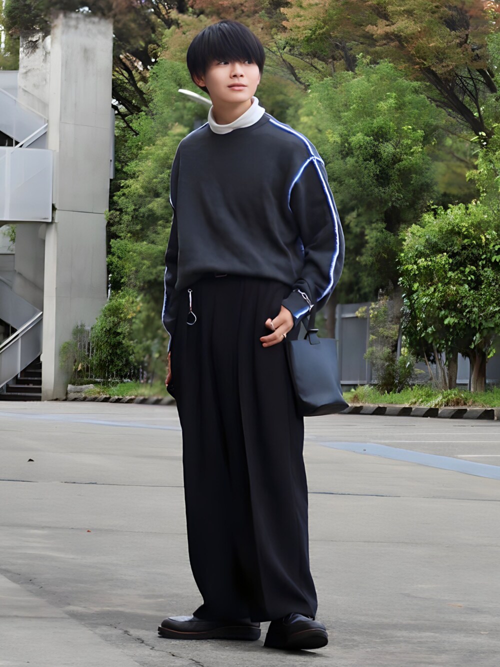 「ステッチ、ステッチニット、タートルネック、ワイドパンツ、ローファー、シンプル、秋服コーデ、レイヤードスタイル、モノトーン、差別化、レザーバッグ」｜「HAREのシャークソールUチップシューズ(HARE)（ドレスシューズ、ブラック系）」を使った、りゅんやさん（メンズ・174cm）の秋コーディネートの1枚目の写真