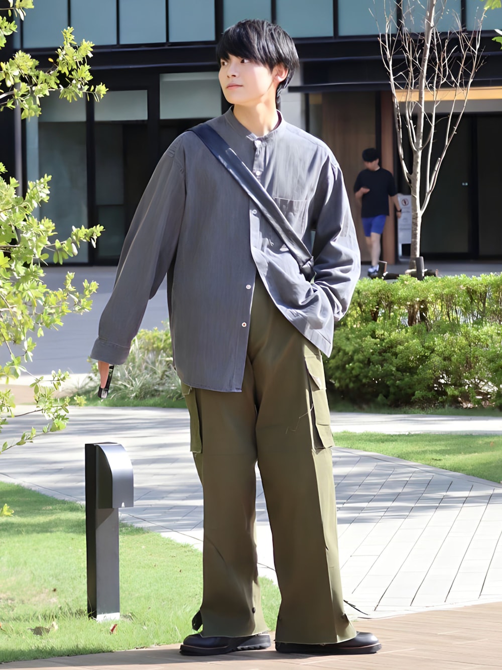 グリーン系のカーゴパンツ、ブラック系のドレスシューズを着用したメンズの秋コーディネートの1枚目の写真