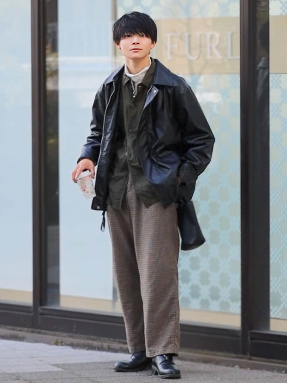 「似合うラボに行こう、お洒落さんとつながりたい、レザージャケット、チェックパンツ、レザーシューズ、革靴、レイヤードスタイル、タートルネック、シャツスタイル」｜「RAGEBLUEのシンセティックレザー/ヒールシューズ（ドレスシューズ、ブラック系）」を使った、りゅんやさん（メンズ・174cm）の冬コーディネートの1枚目の写真