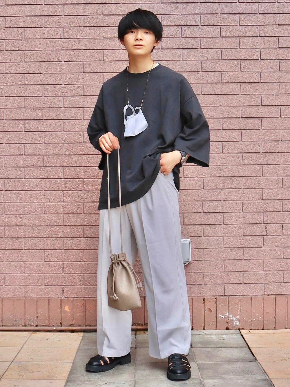 「きれいめカジュアル、スラックス、夏コーデ、夏だ！Tシャツ着よう！、お出かけコーデ、さらっと晴れやかスナップ、黒Tシャツ、ワイドパンツ、グルカサンダル、CASPER JOHN、epnok、RAGEBLUE、白パンツ、ラフ、ラフコーデ」｜「CASPER JOHNのStandard big T-shirts/スタンダードビッグTシャツ（Tシャツ/カットソー、ブラック系）」を使った、りゅんやさん（メンズ・174cm）の夏コーディネートの1枚目の写真