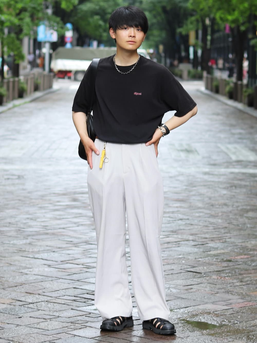 「メンズコーデ、Tシャツ、タックイン、夏コーデ、黒Tシャツ、タックインコーデ、スラックス、白パンツ、グルカサンダル、サンダル」｜「epnokのストレートカラースラックスパンツ（スラックス、ホワイト系）」を使った、りゅんやさん（メンズ・174cm）の夏コーディネートの1枚目の写真
