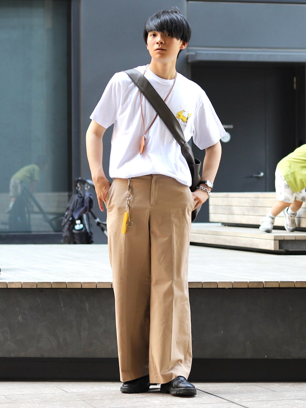 「休日スタイル、夏コーデ、きれいめカジュアル、お出かけコーデ、夏ファッション、リラックススタイル、Tシャツ、チノパン、グルカサンダル、サンダル、デニム」｜「RAGEBLUEのシンセティックレザー/フェイクスウェードグルカシューズ（ドレスシューズ、ブラック系）」を使った、りゅんやさん（メンズ・174cm）の夏コーディネートの1枚目の写真