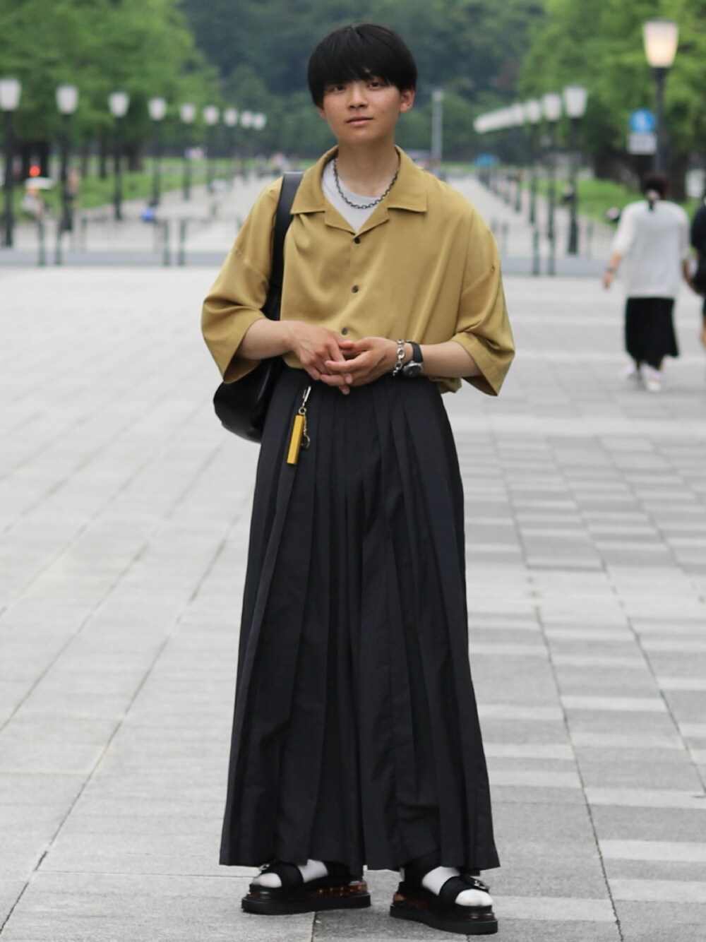 「休日コーデ、夏コーデ、ハカマパンツ、サンダル、大人コーデ、シャツコーデ、タックイン、オープンカラーシャツ、サンダルコーデ、シャツスタイル、タックインコーデ」｜「HAREのベルトスニーカーSサンダル(HARE)（サンダル、ブラック系）」を使った、りゅんやさん（メンズ・174cm）の夏コーディネートの1枚目の写真