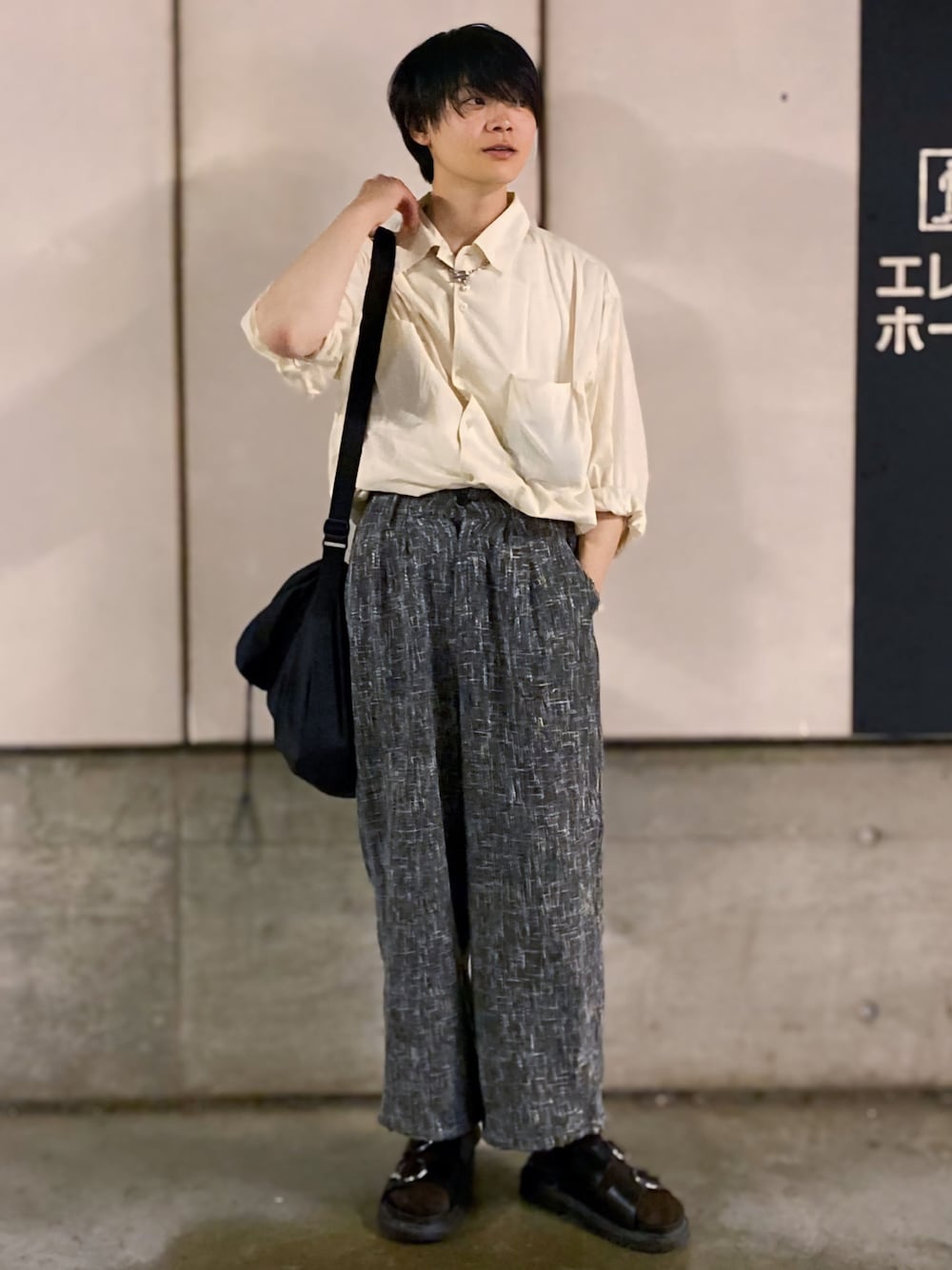 「休日コーデ、大人カジュアル、シャツスタイル、タックイン、淡色コーデ、オトナカジュアル、大人コーデ、サンダル、サンダルに靴下」｜「CASPER JOHNのTweed balloon pants/ツイードバルーンパンツ（その他パンツ、ブラック系）」を使った、りゅんやさん（メンズ・174cm）の春コーディネートの1枚目の写真