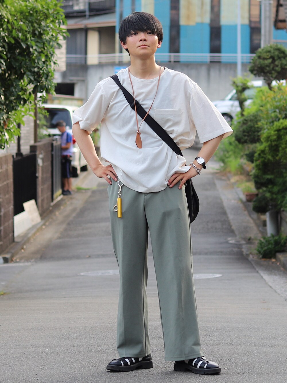 「休日スタイル、きれいめカジュアル、メンズファッション、今日のコーデ、オトナカジュアル、夏、Tシャツ、カジュアルコーデ、フレアパンツ、夏ファッション、ゆるコーデ、白Tシャツ」｜「WONDER WONDERのハイウエスト ワイドスラックス / high waist wide slacks（スラックス、グリーン系）」を使った、りゅんやさん（メンズ・174cm）の夏コーディネートの1枚目の写真