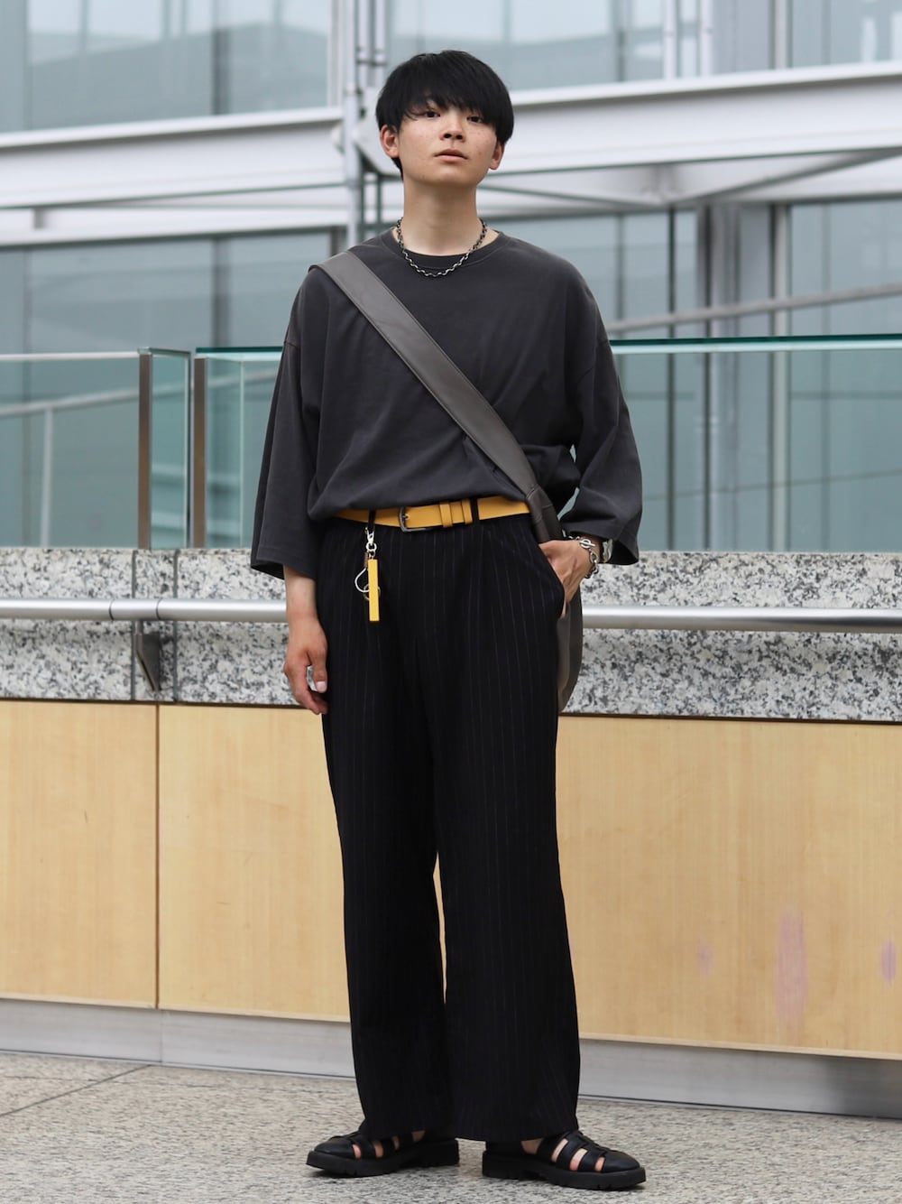 「夏ファッション、ゆるコーデ、シンプルスタイル、オールブラック、タックイン、タックインコーデ、タックインスタイル、Tシャツ、黒Tシャツ、スラックス、黒スラックス、サンダル、グルカサンダル、夏コーデ、ブラック」｜「WETTEMPTの2 TUCK EASY SLACKS(P/PU) /ツータックイージースラックス(P/PU)（スラックス、ブラック系）」を使った、りゅんやさん（メンズ・174cm）の夏コーディネートの1枚目の写真