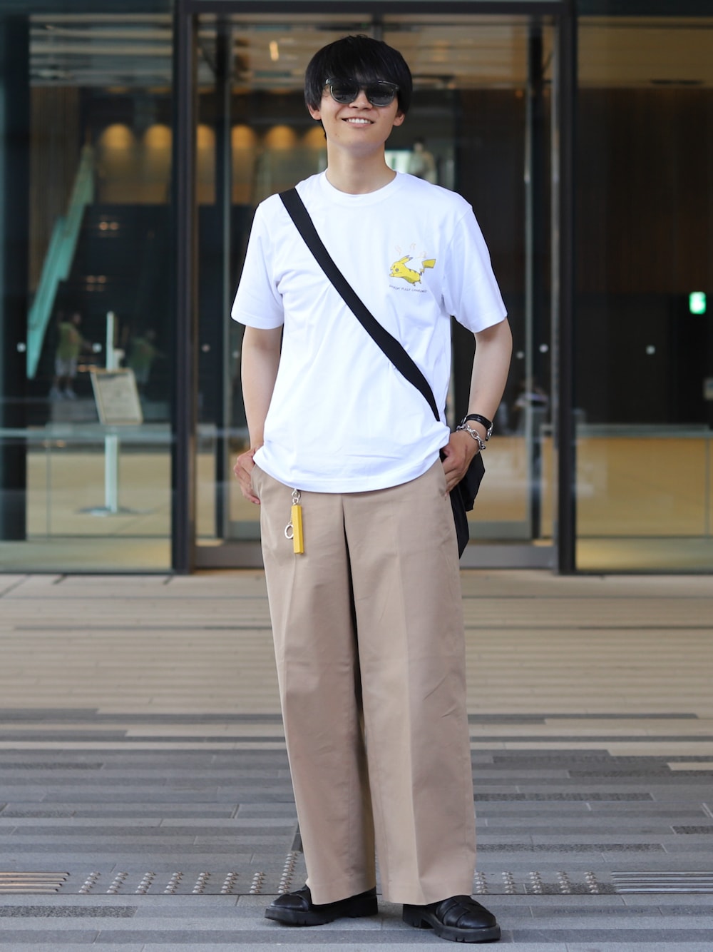 「休日スタイル、きれいめカジュアル、夏コーデ、カジュアルコーデ、シルバーアクセサリー、夏だ！Tシャツ着よう！、白Tシャツ、シンプルコーデ、ラフコーデ、サンダル、グルカサンダル」｜「RAGEBLUEのボリュームソール/グルカシューズ/263210（サンダル、ブラック系）」を使った、りゅんやさん（メンズ・174cm）の夏コーディネートの1枚目の写真