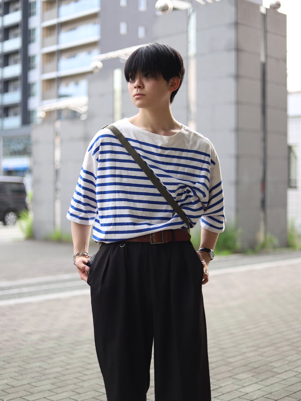 「Tシャツ、ボーダー、ボーダートップス、スラックス、黒、タックイン、Tシャツコーデ、革靴、夏コーデ、春夏コーデ」｜「URBAN RESEARCHのUSAコットンバスクTシャツ（Tシャツ/カットソー、ブルー系）」を使った、りゅんやさん（メンズ・174cm）の夏コーディネートの1枚目の写真