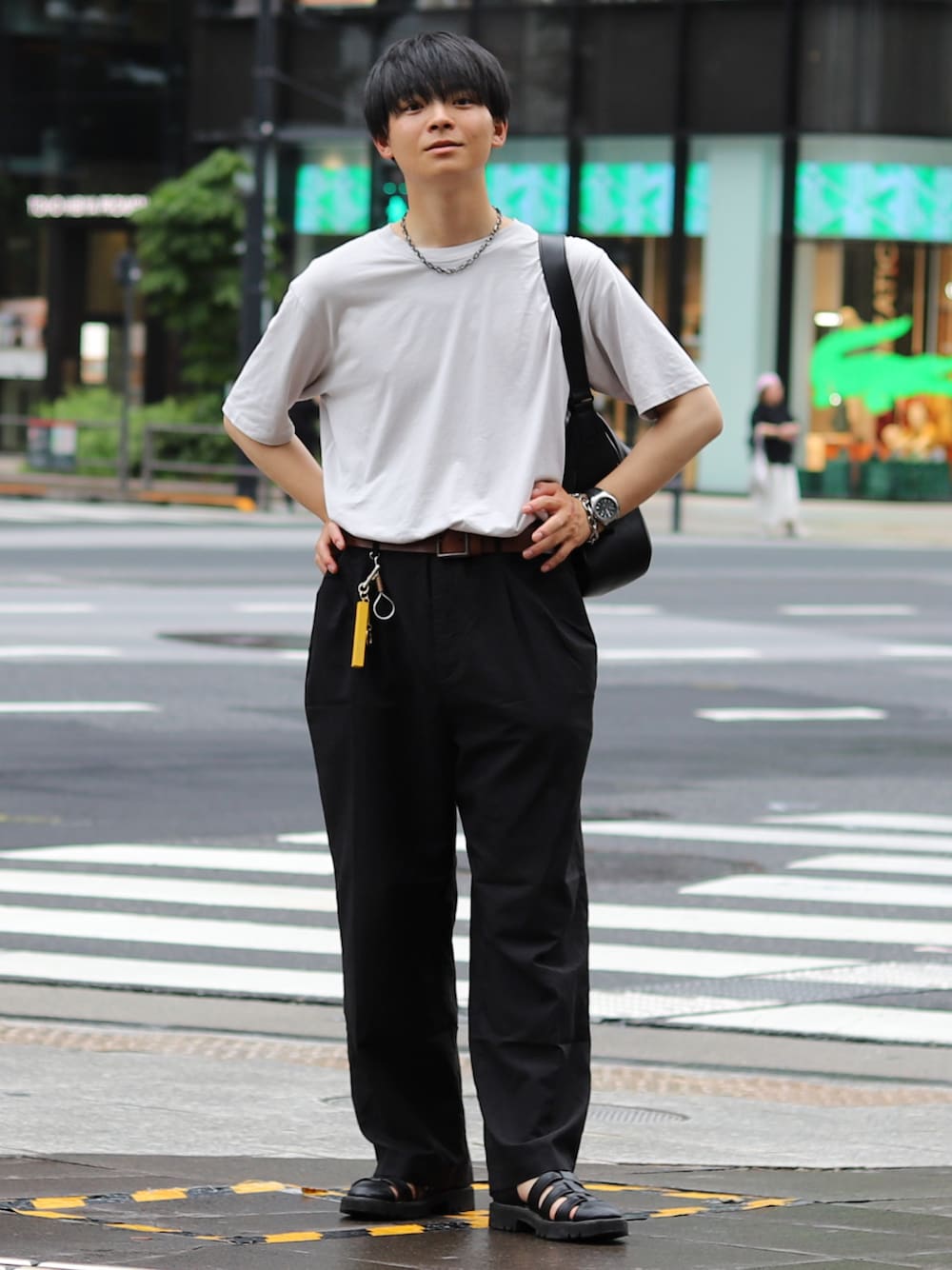 「Tシャツ、白Tシャツ、Tシャツスタイル、タックイン、ワイドパンツ、グルカサンダル、サンダル、モノトーン、シンプルコーデ、大人カジュアル、休日コーデ、ブラック、ラフコーデ」｜「RAGEBLUEのボリュームソール/グルカシューズ/263210（サンダル、ブラック系）」を使った、りゅんやさん（メンズ・174cm）の夏コーディネートの1枚目の写真