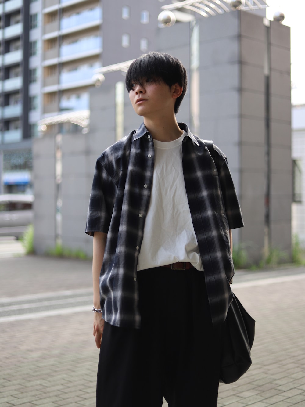 「柄シャツ、チェックシャツ、スラックス、お出かけコーデ、きれいめカジュアル、革靴、Tシャツ、タックイン」｜「UNIQLOのチノワイドパンツ（その他パンツ、ブラック系）」を使った、りゅんやさん（メンズ・174cm）の夏コーディネートの1枚目の写真