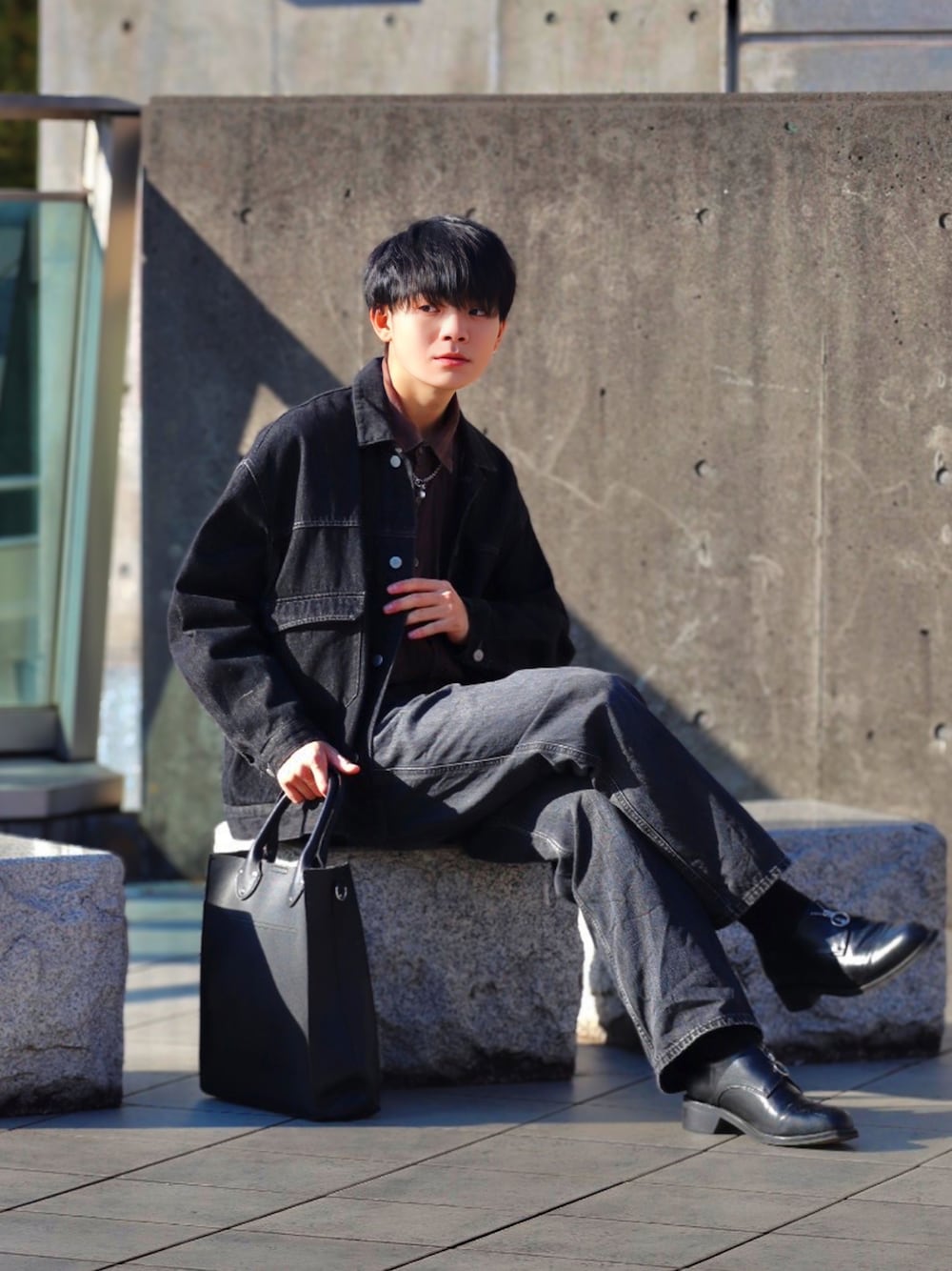 「オトナカジュアル、WEARyouthコーデ、ブラック、ブラックコーデ、バギージーンズ、ジーンズ、デニムジャケット、シャツスタイル、レザーシューズ、革靴、レザーバッグ、お出かけコーデ、デートスタイル（MEN）」｜「POUTOJOURUの【ポートジュール】 レザー　クラシック縦型トートバッグ ZOZOTOWN限定（トートバッグ、ブラック系）」を使った、りゅんやさん（メンズ・174cm）の冬コーディネートの1枚目の写真