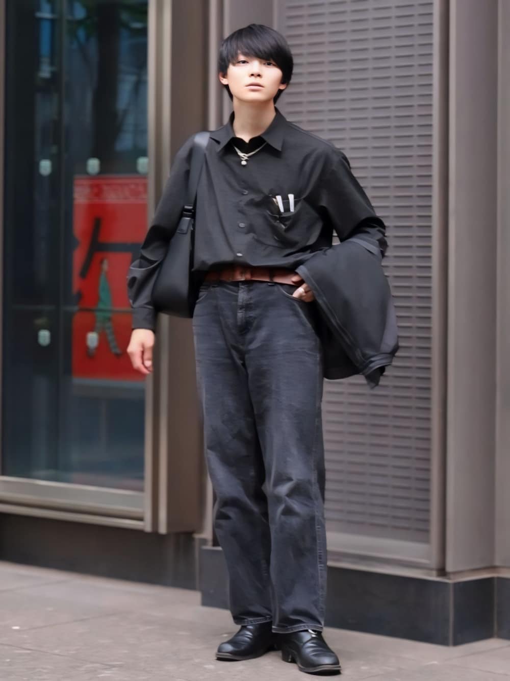 「メンズファッション、春ファッション、大人カジュアル、タックイン、タックインコーデ、タックインスタイル、バギージーンズ、シャツスタイル、シャツ、大人コーデ、シンプルコーデ、シンプルスタイル、オールブラック、black」｜「UNIQLOのバギージーンズ（パンツ、ブラック系）」を使った、りゅんやさん（メンズ・174cm）の春コーディネートの1枚目の写真