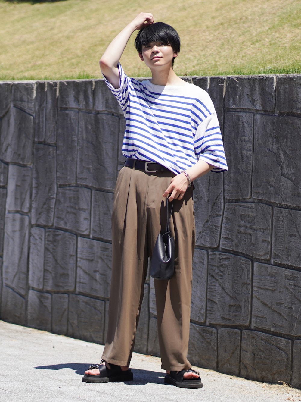 「アツいコーデ全部見せ、夏コーデ、カジュアルコーデ、タックイン、サンダル、ブラウンパンツ、ボーダー、青ボーダー、サコッシュ」｜「BEAUTY&YOUTH UNITED ARROWSのハンギング ポーチ バッグ（ハンドバッグ、ブラック系）」を使った、りゅんやさん（メンズ・174cm）の夏コーディネートの1枚目の写真