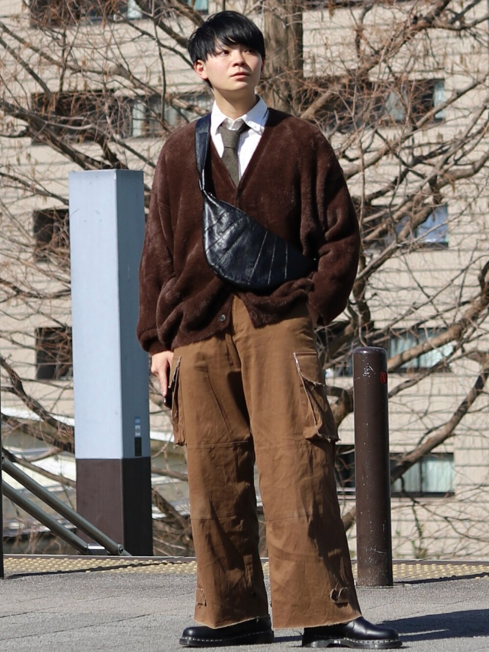 「シャツスタイル、ネクタイ、カーゴパンツ、カーディガン、ネクタイコーデ、ショルダーバッグ、革靴、ブーツ、ストレート」｜「soerteのWide straight military pants / ワイドストレート ミリタリー カーゴパンツ（カーゴパンツ、ブラウン系）」を使った、りゅんやさん（メンズ・174cm）の春コーディネートの1枚目の写真
