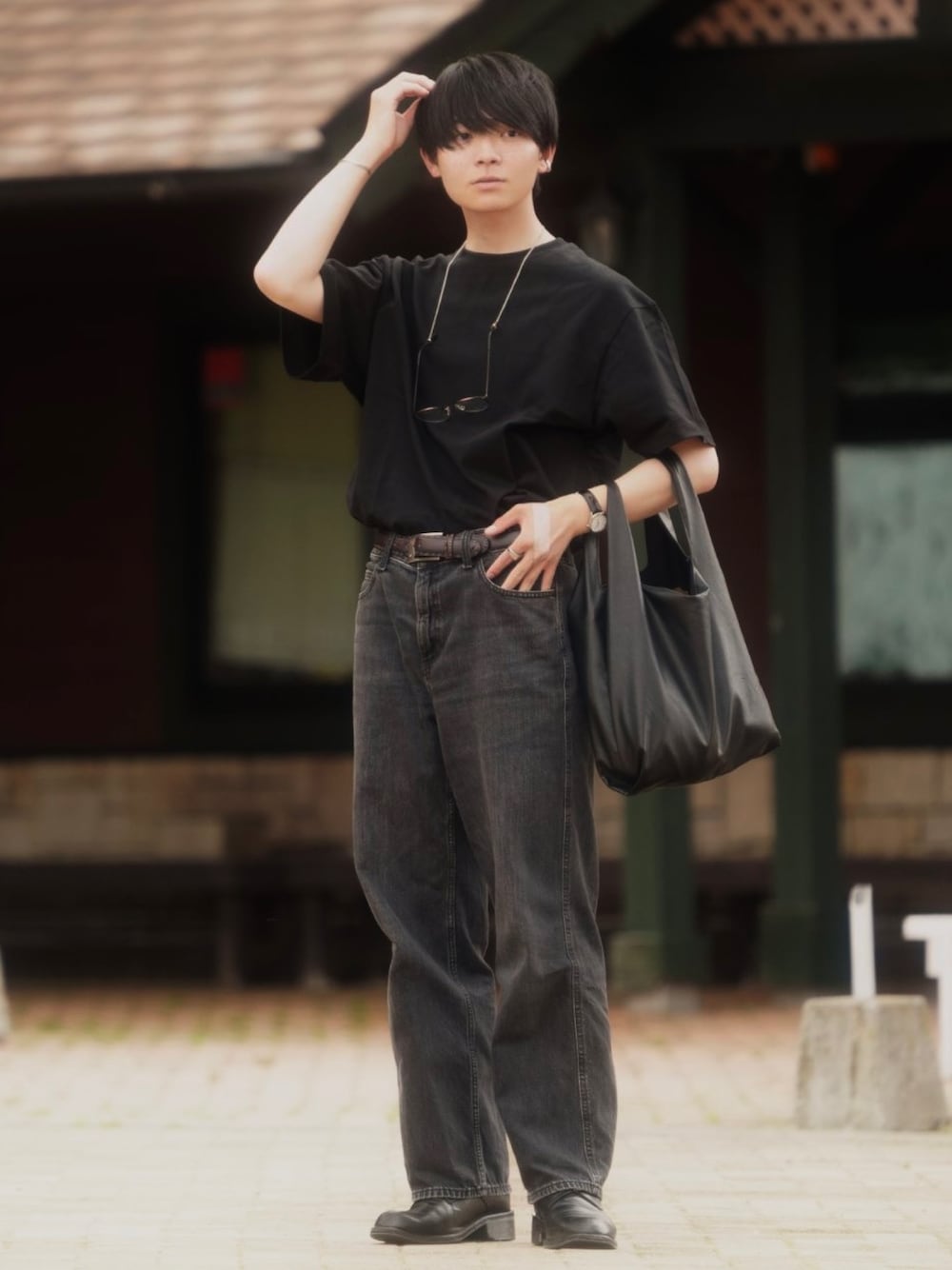 「夏コーデ、夏だ！Tシャツ着よう！、デニム、オールブラック、タックイン、タックイン男子、WEGO、UNIQLO、RAGEBLUE、シンプルスタイル、黒Tシャツ、デートコーデ」｜「DEVICEの【インフルエンサー つぐ吉×DEVICE コラボ】Rename フェイクレザー 2WAY  ショッパー ショルダーバッグ（ショルダーバッグ、ブラック系）」を使った、りゅんやさん（メンズ・174cm）の夏コーディネートの1枚目の写真