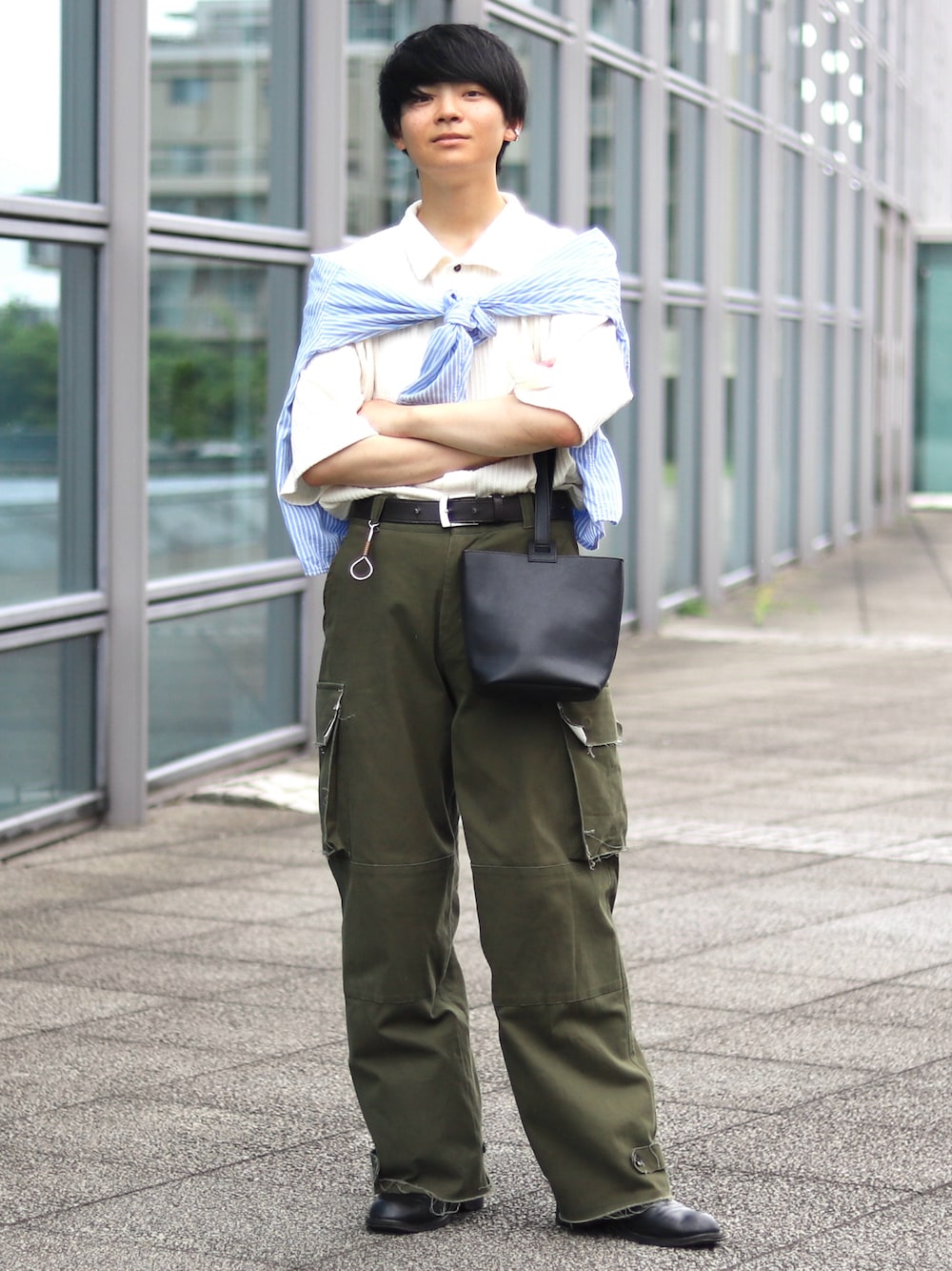 「休日スタイル、きれいめカジュアル、たすき掛け、たすき掛けコーデ、シャツスタイル、ミリタリー、カーゴパンツ、グルカサンダル、サンダル、大人コーデ、夏ファッション」｜「soerteのWide straight military pants / ワイドストレート ミリタリー カーゴパンツ（カーゴパンツ、グリーン系）」を使った、りゅんやさん（メンズ・174cm）の夏コーディネートの1枚目の写真
