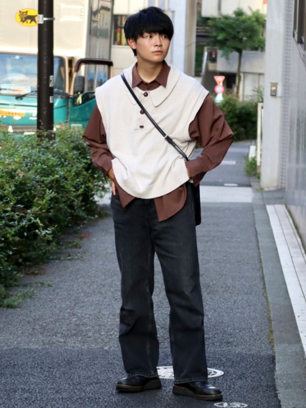 ブラック系のデニムパンツ、ホワイト系のベスト、ブラウン系のシャツ/ブラウスを着用したメンズの秋コーディネートの1枚目の写真
