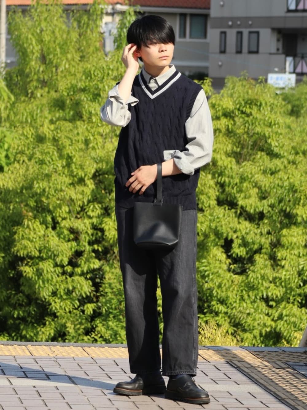 「シンプルコーデ、シャツスタイル、ニットベスト、春夏コーデ、ストレートパンツ、ローファー、ストライプシャツ、レザーバッグ、レザーシューズ」｜「UNIQLOのアイテム（デニムパンツ、ブラック系）」を使った、りゅんやさん（メンズ・174cm）の春コーディネートの1枚目の写真