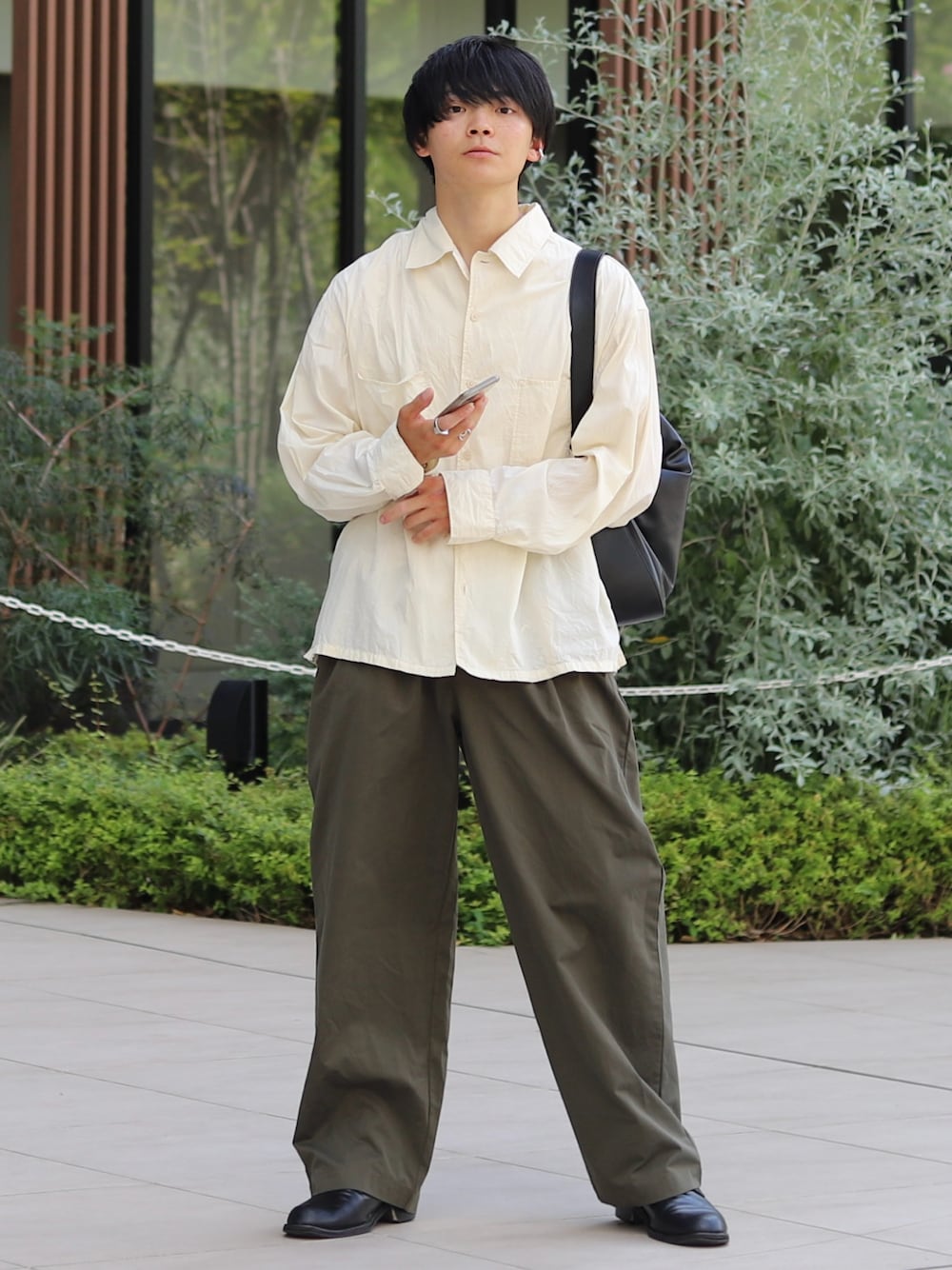 イエロー系のシャツ/ブラウス、ブラック系のバッグ、グリーン系のチノパンツを着用したメンズの夏コーディネートの1枚目の写真