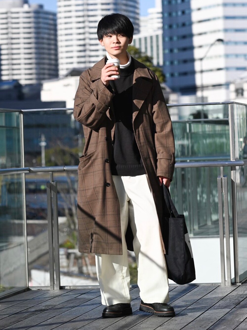 「カジュアルコーデ、オトナカジュアル、レイヤードスタイル、秋服準備はじめました、コート、コートスタイル、チェックコート、ブラウン、トートバッグ、ローファー」｜「epnokのストレートカラースラックスパンツ（スラックス、ホワイト系）」を使った、りゅんやさん（メンズ・174cm）の秋コーディネートの1枚目の写真