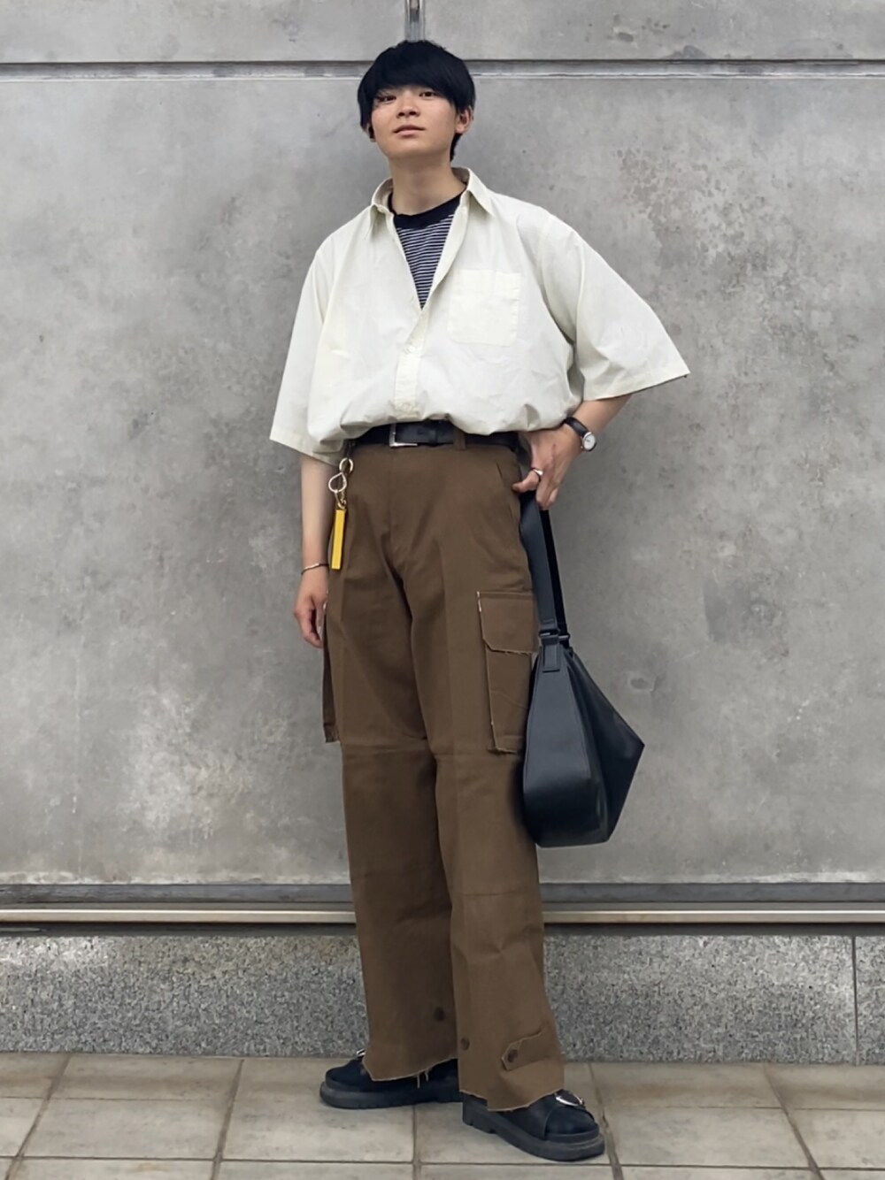 「レイヤードスタイル、夏コーデ、シャツ好き集まれ、カジュアルコーデ、大人カジュアル、タックイン、ボーダー、ボーダーTシャツ、サンダル、デートコーデ、レザーバッグ、カーゴパンツ、休日スタイル、プチプラ、WEARyouthコーデ」｜「soerteのWide straight military pants / ワイドストレート ミリタリー カーゴパンツ（カーゴパンツ、ブラウン系）」を使った、りゅんやさん（メンズ・174cm）の夏コーディネートの1枚目の写真