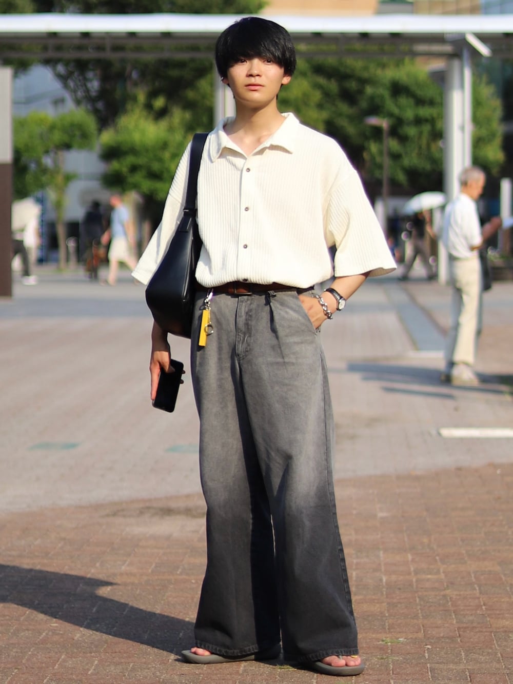 「シャツスタイル、大人カジュアル、初秋コーデ、秋服準備はじめました、モノトーン、サンダル、グラデーション、ワイドパンツ、グラデーションパンツ、白シャツ、シャツコーデ、タックイン、休日スタイル、デートコーデ」｜「CALLNEの【CALLNE】1Tuck Wide Straight Deinm / 1タックワイドストレートデニム（12.8oz）（デニムパンツ、ブラック系）」を使った、りゅんやさん（メンズ・174cm）の夏コーディネートの1枚目の写真